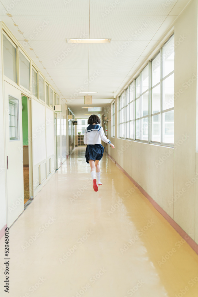学校 廊下を走る女子高生 学校 廊下を走る女子高生