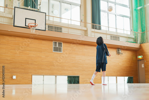 体育館 バレーボールの練習をする女子高生 photo