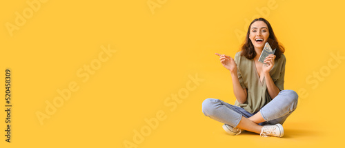 Beautiful young woman eatin...