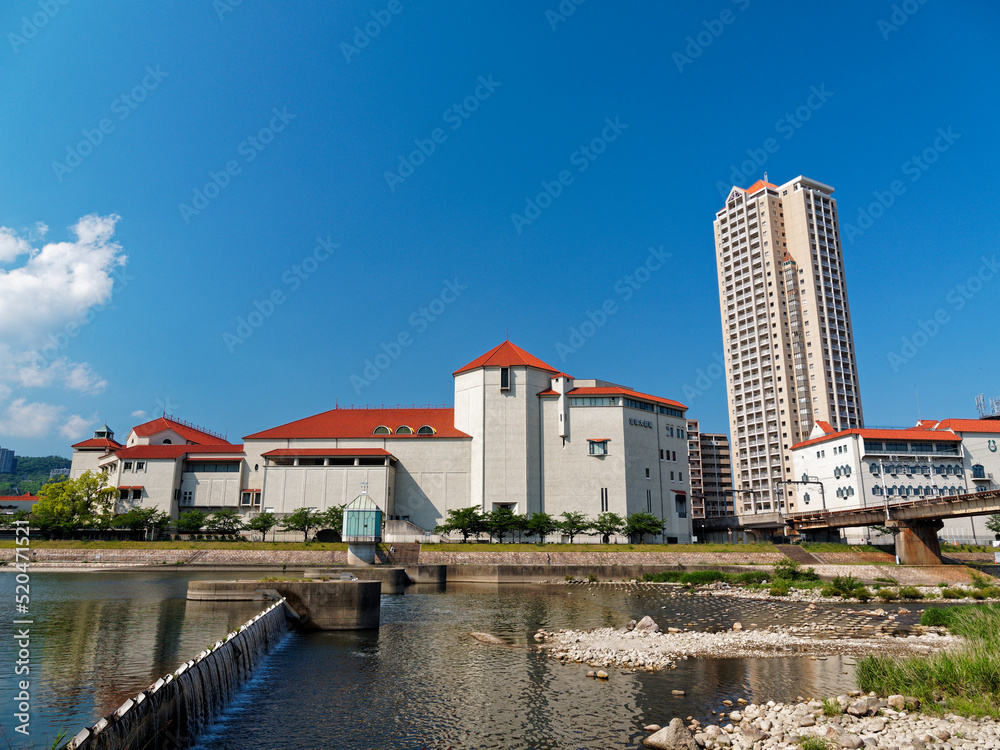 Obraz premium 快晴の宝塚大劇場 宝塚観光ダムと高層マンション