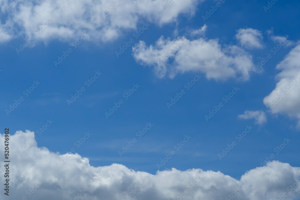 Obraz premium 青空にもくもくと流れる夏の空