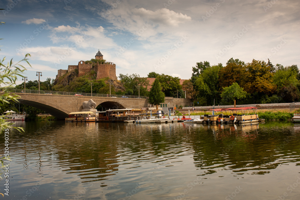 Burg Giebichenstein in Halle/Saale in Sachsen-Anhalt am Fluss Saale, im Vordergrund die Kröllwitzbrücke zwischen Kröllwitz und Giebichenstein, Ufer grün, die Saale im Sommer,