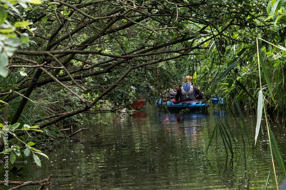 Paddeltour durch die enge, mit Hindernissen versehene Schwanenhavel