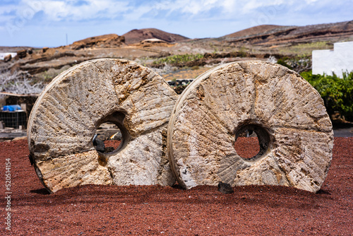 Foto two vintage large stone millstones