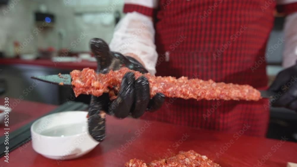 A cook who processes meat.
The cook cuts the meat with a knife. Turkish kebab making. Adana kebab.
A cook who processes meat.
The cook cuts the meat with a knife. Turkish kebab making. Adana kebab.