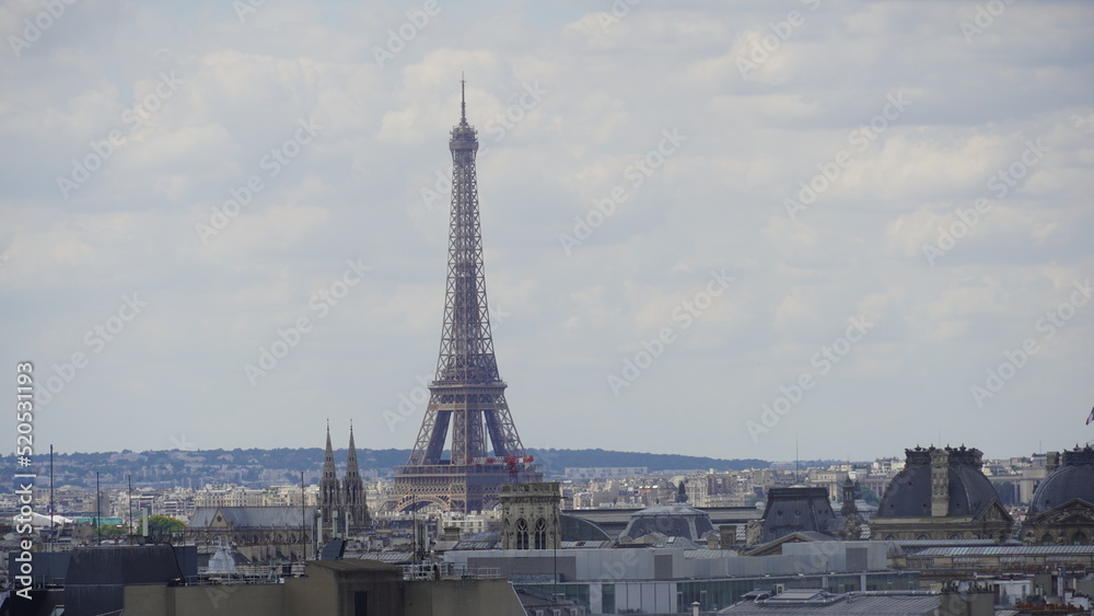 Paris über den Dächern mit Eifelturm im Hintergrund 