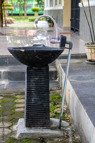 A sink with a black stone motif in the garden
