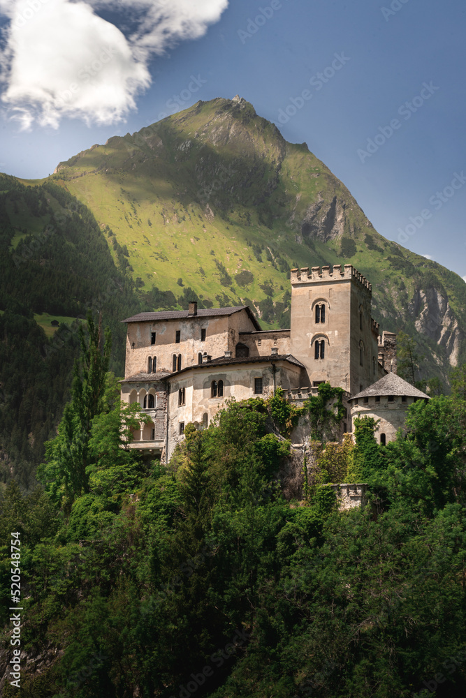Wunderschöne Burgkulisse im österreichischen Tirol 