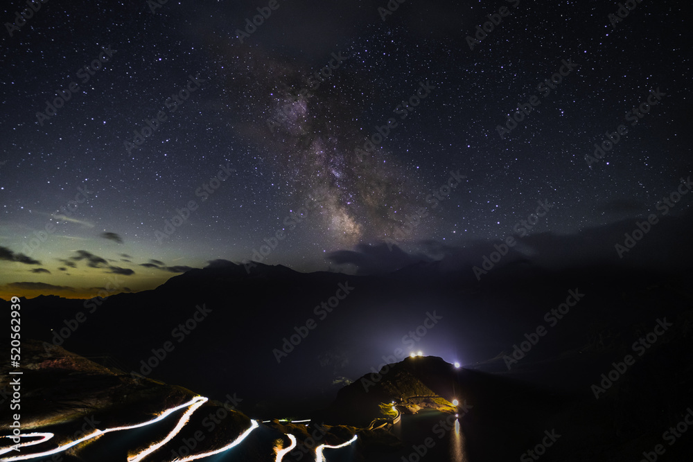 Naklejka premium Salendo verso il Colle del Nivolet, seguendo la Via Lattea