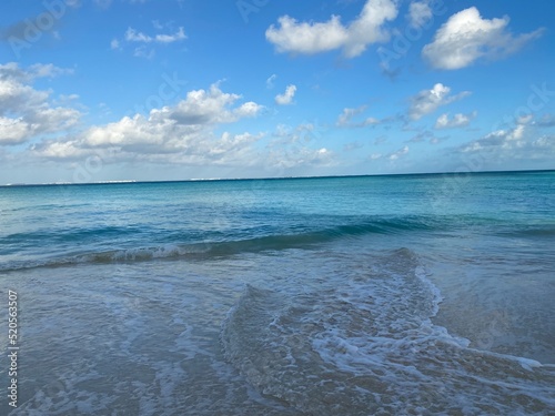 Fototapeta Naklejka Na Ścianę i Meble -  Hummock in the ocean with turquoise blue water and clouds
