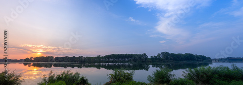 Foto River Po Panorama at sunset, Piacenza, Italy