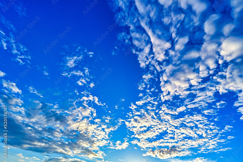 広い青空に印象的な雲が美しい写真　【空　風景写真】