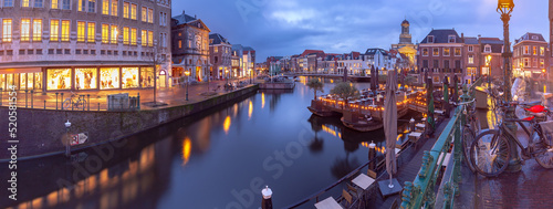 Foto Panorama of the city embankment in Leiden at sunrise.