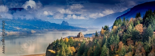 Fotografia Panoramic view of the Vista House on Crown Point in the Columbia River Gorge