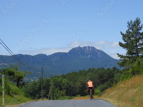 jeune femme à vélo sur les routes dans les Corbières de l'Aude sud de France