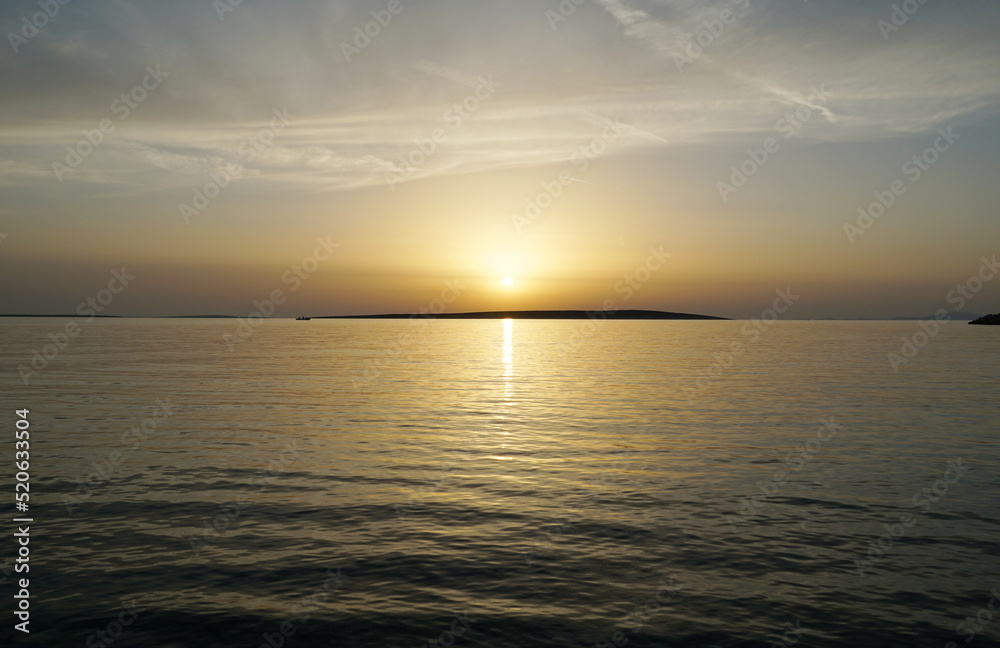 Obraz premium Quiet and relaxing atmosphere during the sea sunset above glassy sea surface