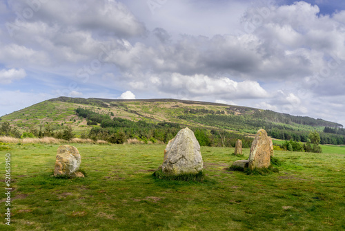 Fotografie Stone Circle at Lordstones Country Park in the North Yorkshire Moors in the back