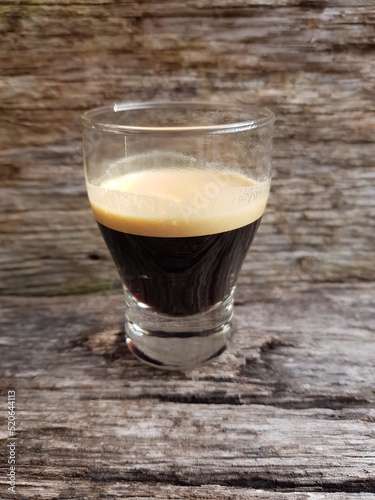 Glas Espresso schwarzer Kaffee auf Holz