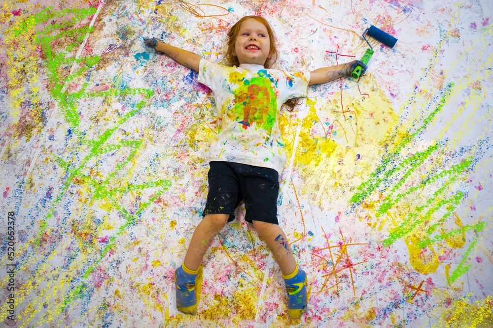 Obraz premium a little girl all in different colors with a roller