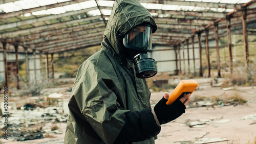 Canvas Print man with geiger counter in radioactive site
