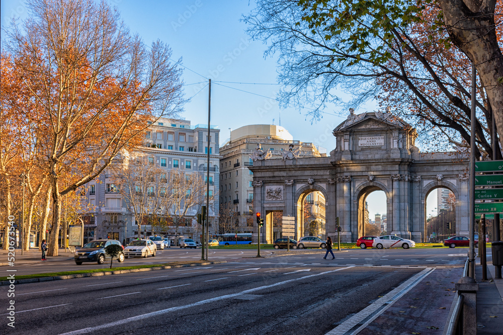 Fototapeta premium Puerta de Alcalá en la Plaza de la Independencia, Madrid, España