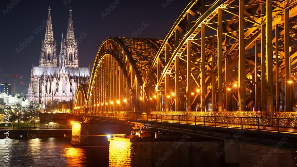 Hohenzollernbruecke mit Koelner Dom Zeitraffer - Jib nach oben