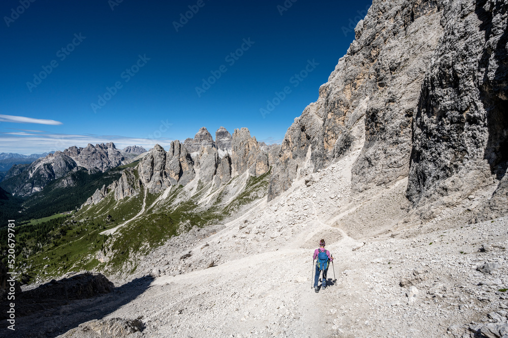 Fototapeta premium Frau wandert ruch die Cadini von Misurina