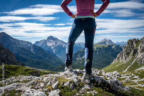 Frau genießt Aussicht in den Dolomiten