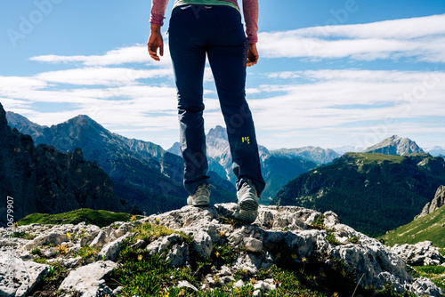 Frau genießt Aussicht in den Dolomiten