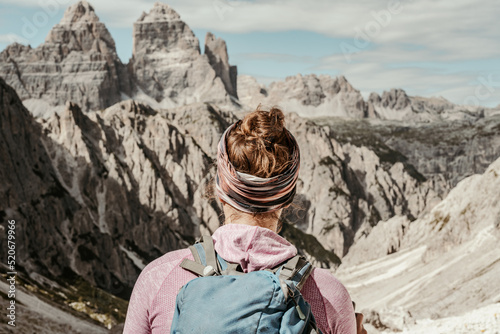 Wanderin genießt die Aussicht auf die Dolomiten photo