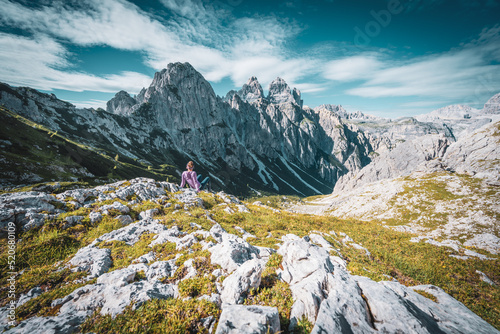 Frau genießt die Aussicht auf die drei Zinnen photo