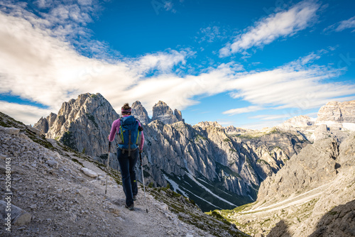 Frau wandert von den Cadini di Misurina zu den Drei Zinnen photo