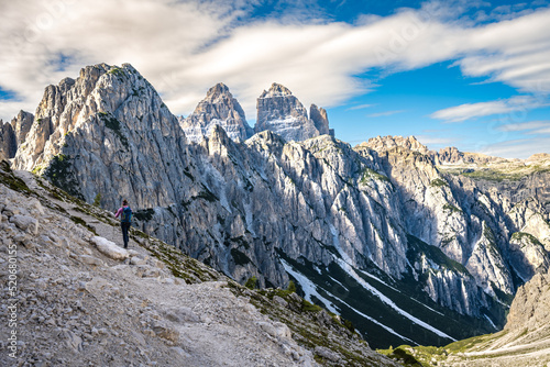 Frau wandert von den Cadini di Misurina zu den Drei Zinnen photo