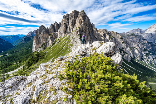 Wanderin genießt die Aussicht auf die Dolomiten photo