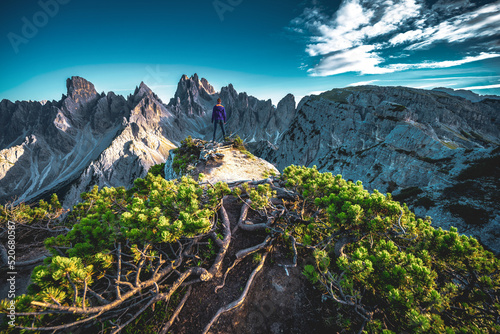 Wanderin genießt die athemberaubende Aussicht auf die Cadini die Misurina photo