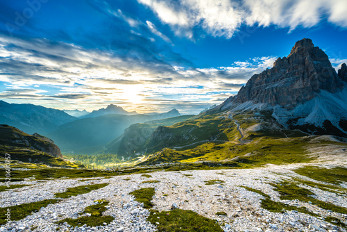 Drei Zinnen Blick in zum Anbruch der goldenen Stunde photo