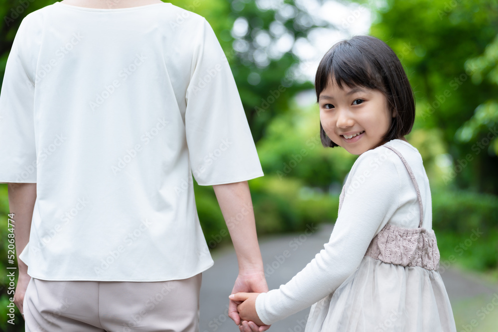 公園で手を繋ぐ女の子とお母さん 公園で手を繋ぐ女の子とお母さん
