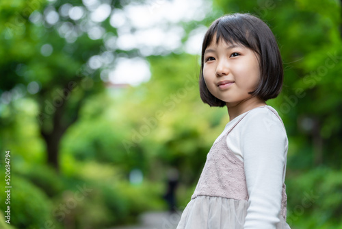 公園を散歩する女の子