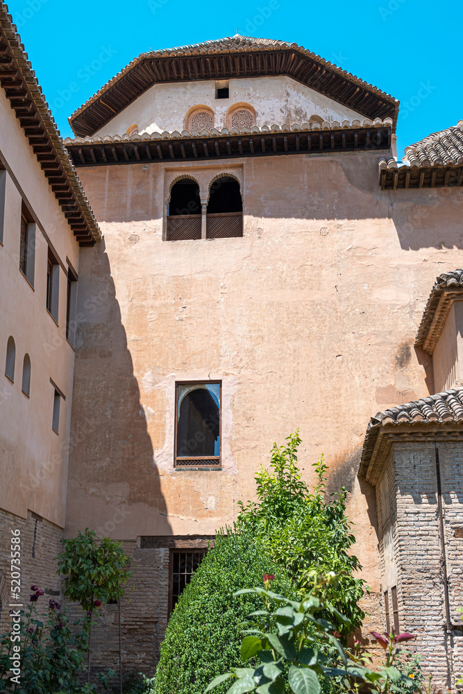 Fachada exterior y arquitectura árabe en los palacios nazarís de la Alhambra de Granada, España