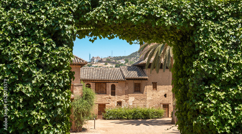 Arco formado por un seto podado dentro del recinto monumental de la Alhambra en Granada, España