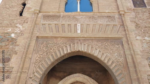 Puerta del vino de arquitectura árabe nazarí en el recinto monumental de la Alhambra de Granada, España