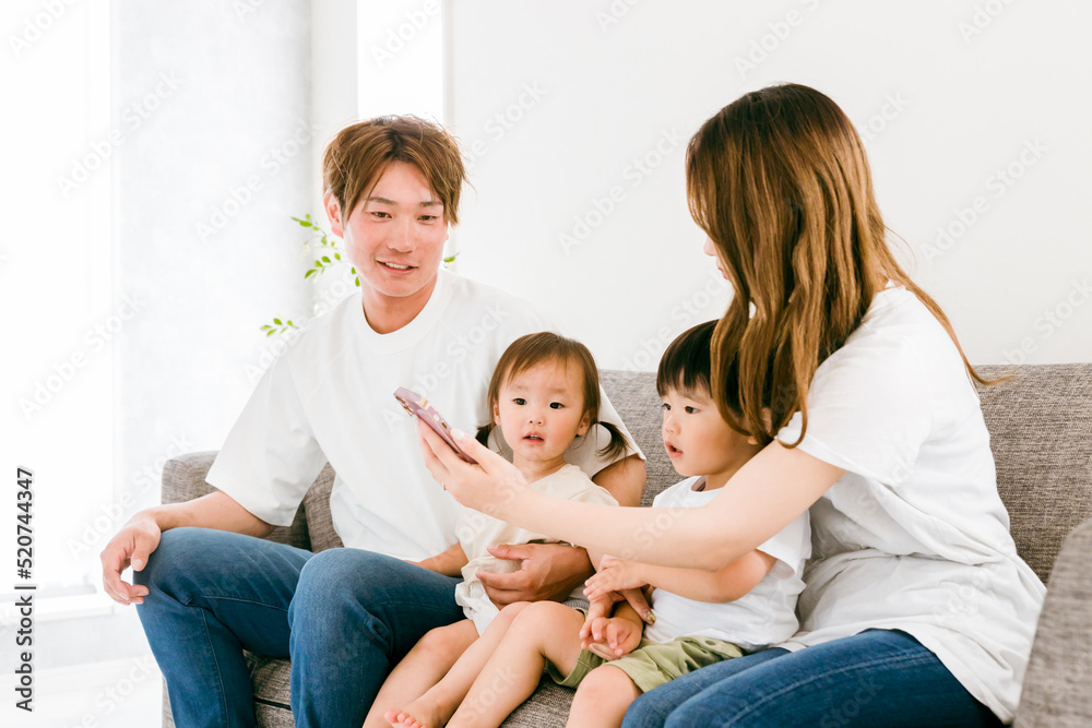 家のリビングでスマホを見る日本人家族(親子)
家のリビングでスマホを見る日本人家族(親子)