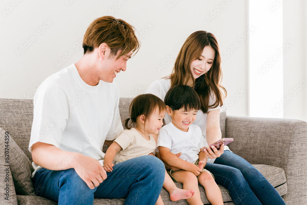 家のリビングでスマホを見る日本人家族(親子)
家のリビングでスマホを見る日本人家族(親子)