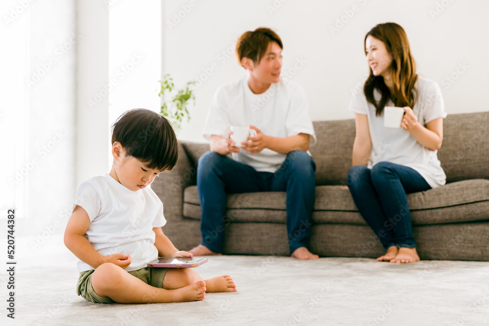 家で子供にスマホを自由に使わせる日本人夫婦
家で子供にスマホを自由に使わせる日本人夫婦