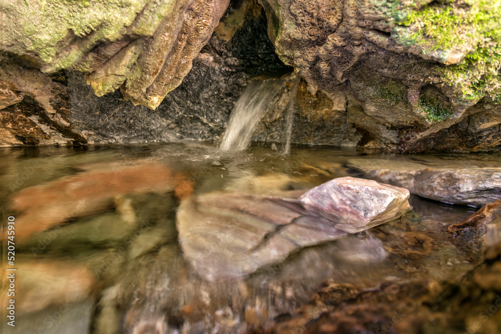 Obraz premium Spring from rocks