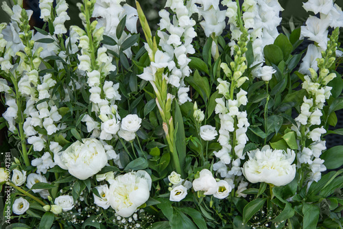 bukiet, kompozycja kwiatowa z białych kwiatów mieczyków na ślub, przyjęcie
