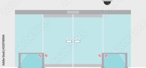 防犯カメラの付いている自動ドアのエントランス