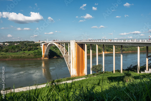 Фотография Friendship Bridge (Portuguese: Ponte da Amizade ) over the Parana river, connecting Foz do Iguacu, Brazil, to Ciudad del Este in Paraguay