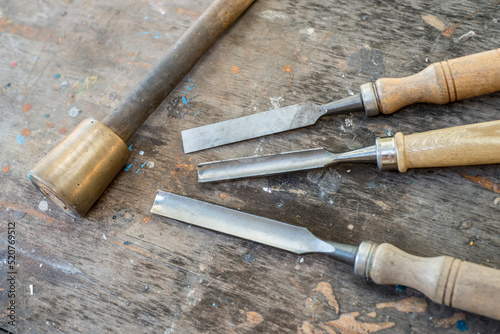 Foto Set of gouges and mallet for wood carving