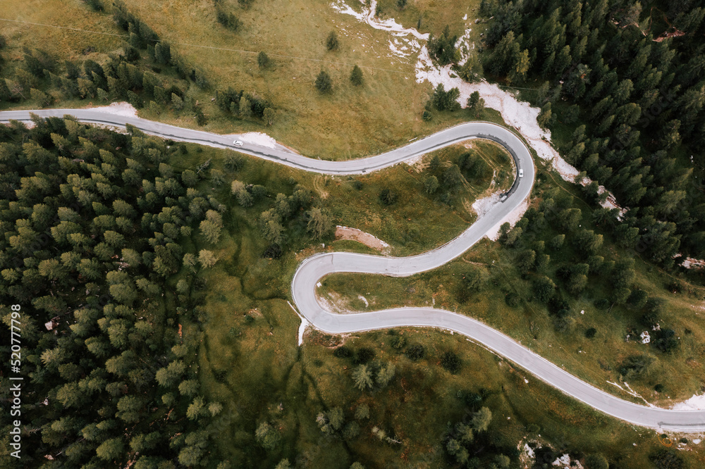 Drohnenfoto vom Falzaregopass in den Dolomiten. Bergpassstraße in den Bergen - Dolomiten. Passstraße im Wald. 1iele Kurven 3